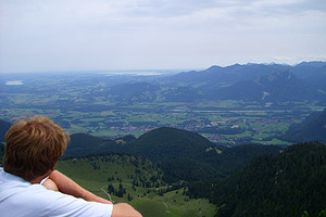 Aussicht &uuml;ber das Inntal auf Nussdorf, zu den Chiemgauer Alpen, zum Chiemsee und Simssee
